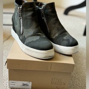 Steve Madden Campo Denim Wedge Size 6.5 women’s.